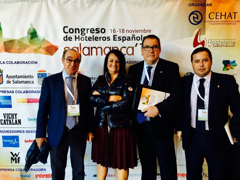 El senador Agustín Almodóbar con Juan Molas, presidente de CEHAT, Toni Mayor y Nuria Montes, presidente y Sec. Gral. de Hosbec. 